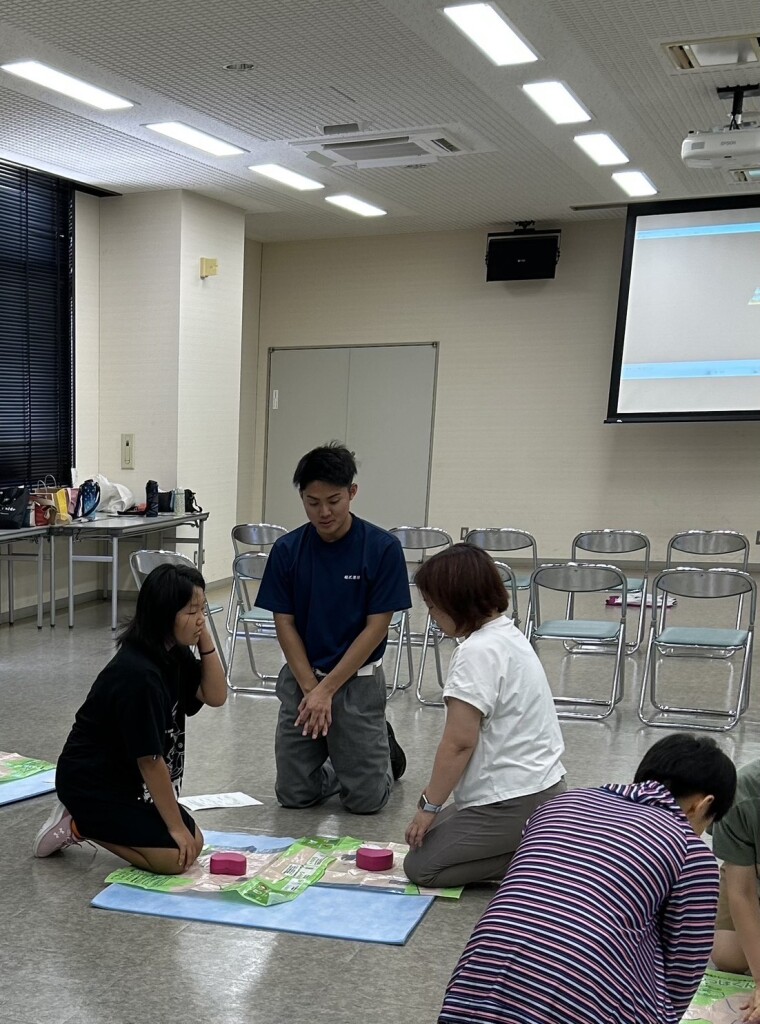 胸骨圧迫の方法を学びました