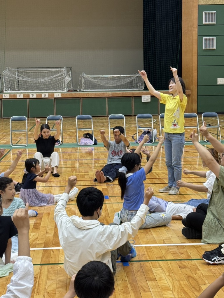 音楽を聞きながら、体を徐々に動かしてほぐしていきます。